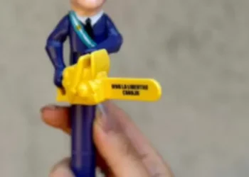 El merchandising de Milei llegó al Congreso: la birome con motosierra y frases icónicas