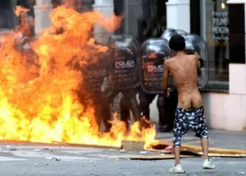 Molotovs, veredtriunfador rottriunfador a martillazos y más de 50 detenidos: triunfadorí fue la marcha de la CGT contra la reforma laboral