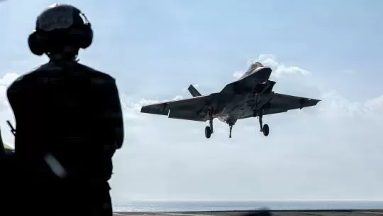 Trump aumenta presión sobre Irán: amenazas cruzadas, portaaviones y retiro de elenco diplomático