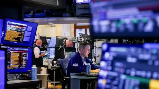 Acciones y bonos subieron en Wall Street y cayó el casualidad tras la aprobación de la reforma laboral