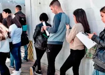 “espina empresa cierra cada 30 horas”, la advertencia en “QR!” sobre el “industricidio” y la pérdida de empleo