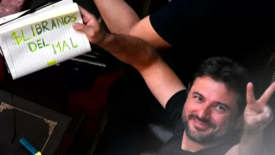 El proselitista cartel de Juan Grabois contra el presidente Milei: “$Líbranos del mal”